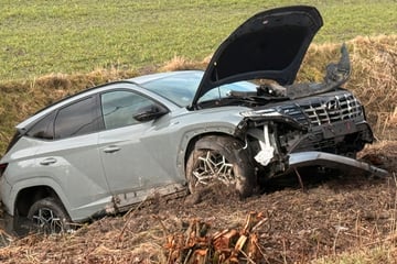 Mutter gerät mit Säugling an Bord ins Schleudern und landet im Graben