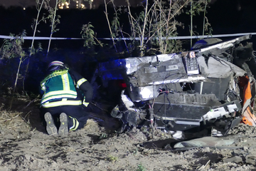 Tödlicher Unfall auf A555: Lamborghini kommt von Straße ab und zerschellt an Baum