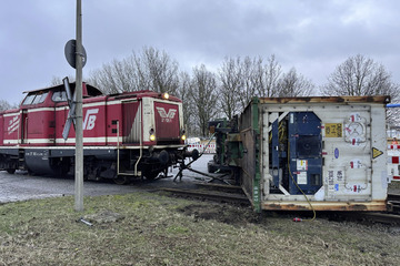 Unfall im Hamburger Hafen! Güterzug kracht in Lastwagen