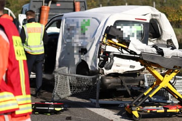 Zwei Menschen sterben bei Horror-Unfall auf Autobahn: Polizei teilt dramatische Details