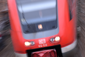 Gegenstände auf Gleis gelegt: Regionalbahn kracht dagegen