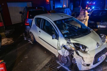 Citroën schleudert über Straße und prallt in geparktes Auto - Fahrerin verletzt