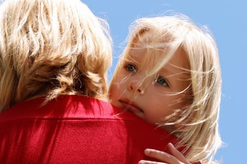 Mädchen (3) in der Pubertät - weil es mit Mama gekuschelt hat