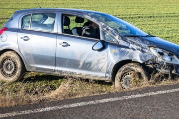 Am ersten Weihnachtsfeiertag: Opel landet im Feld – 21-Jährige verletzt!