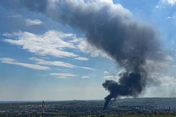 Lagerhalle von Kfz-Werkstatt brennt lichterloh: Riesige Rauchsäule weithin sichtbar
