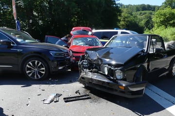 VW und Renault schleudern in weiteren Wagen: Zwei Frauen verletzt in Klinik