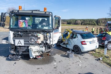 Frontal-Crash mit Lastwagen: Junge Frau stirbt bei Autounfall