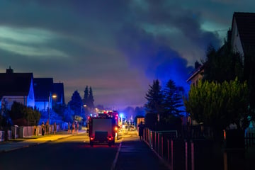 Einfamilienhaus brennt: Vier Bewohner und eine Feuerwehrfrau verletzt