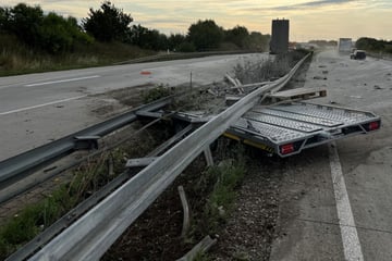 Unfall A38: Sperrung auf A38: Anhänger löst sich von Auto, 60 Säcke Zement verteilen sich auf Autobahn