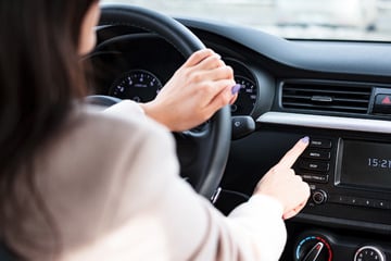 Auto gerät in Brand - Besitzerin schreitet selbst zur Tat