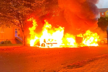 Wohnmobil und VW durch Flammen zerstört, sechs Autos beschädigt: Wer hat etwas Verdächtiges gesehen?