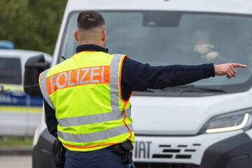 Erst Kühlung kaputt, dann Brandgefahr: Polizei zieht zwei Laster derselben Firma aus Verkehr