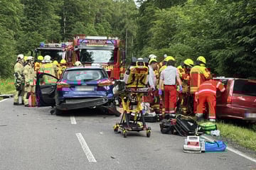 Feuerwehr befreit eingeklemmte Personen nach Crash: Vier Schwerverletzte