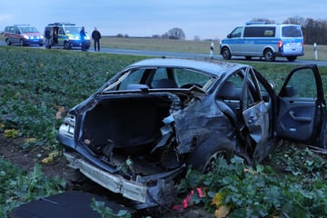 Alkoholisierte BMW-Fahrerin überschlägt sich auf B98: Vier Verletzte