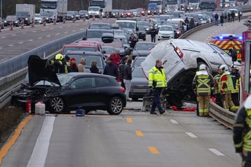 Unfall A4: Vollsperrung und Stau auf A4! Vier Verletzte bei Unfall im Baustellenbereich