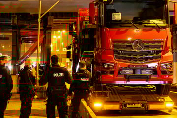Sattelzug verkeilt sich unter Brücke: Straßen-Sperrung und Stau in Frankfurt
