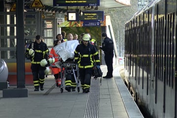 Tödlicher Unfall am Bahnhof: Mann fällt vor S-Bahn und wird eingeklemmt