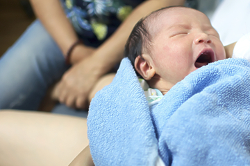 Baby wird per Kaiserschnitt geboren: Was man an seinem Daumen findet, haben die Ärzte noch nie gesehen
