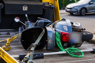 Kleinlaster-Fahrer übersieht beim Abbiegen Motorroller: 68-Jähriger schwer verletzt
