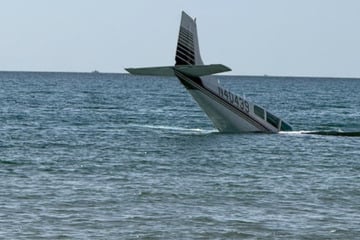 Sie wollte ihre Eltern abholen: Junge Pilotin (23) muss Flugzeug im Meer notlanden