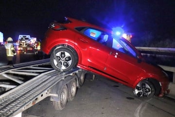 Unfall A5: Nach Unfall auf A5: Neuwagen rutscht von Autotransporter