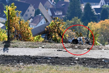 Flugzeug brennt in Weinberg aus: Zwei Menschen sterben bei Absturz in Baden-Württemberg!
