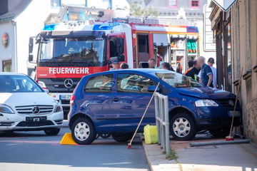 Kreuzungscrash im Erzgebirge: VW kracht gegen Hauswand