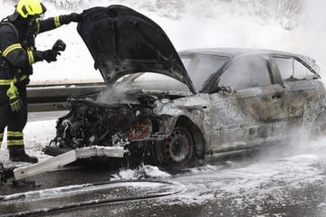 Audi kracht gegen Leitplanke und fängt Feuer: Bundesstraße gesperrt