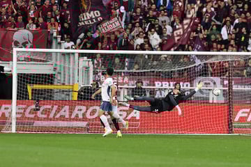 Medizinischer Notfall im Stadion: Fans stürzen von Tribüne, Schiri unterbricht Spiel
