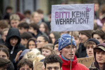 Schüler in Bayern demonstrieren gegen neues Wehrdienstgesetz