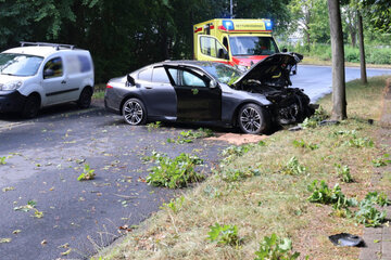 Unfall in Chemnitz: BMW kracht gegen Baum, zwei Verletzte