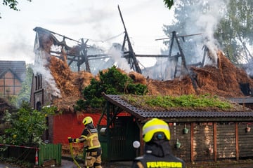 Reetdachhaus fällt Flammen zum Opfer: Feuerwehr rettet mehrere Bewohner