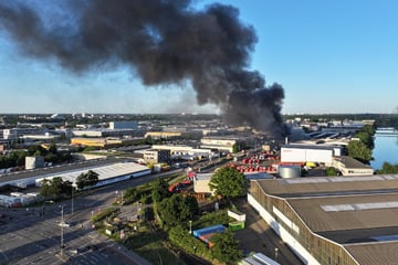 Hamburg: Großeinsatz in Hamburg: Lagerhalle steht in Flammen