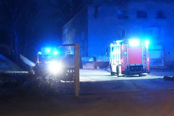 Leipzig: Feuerwehreinsatz in Leipzig: Dachstuhlbrand droht auf andere Häuser überzugreifen