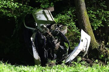 Auto nur noch Schrott: Vier Verletzte bei Unfall in Velbert