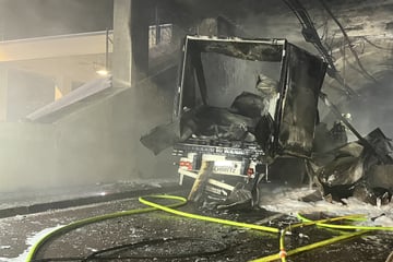 Unfall führt fast zur Katastrophe in Autobahn-Tunnel: Laster lichterloh in Flammen
