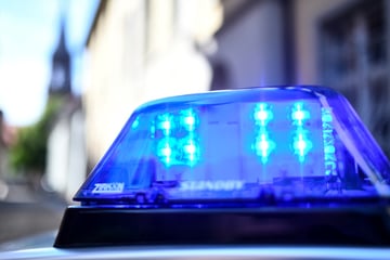 Leipzig: Kurioser Einsatz für die Polizei: Hilfloser Einbrecher steckt in Fenster fest