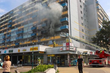 Flammen schlagen aus Balkon: Fast 50 Bewohner aus Plattenbau gerettet
