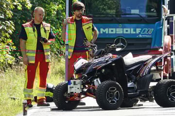 Quads stoßen beim Überholen zusammen: Beide Fahrer schwer verletzt