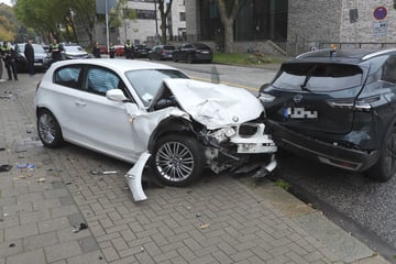 Plötzlich außer Kontrolle: Autofahrer kracht in mehrere Fahrzeuge