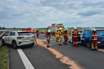 Unfall A: Karambolage im Feiertagsverkehr: Drei Verletzte bei Unfall auf A10