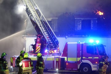 Feuerwehr im Großeinsatz: Gleich zwei Dachstühle in Brand