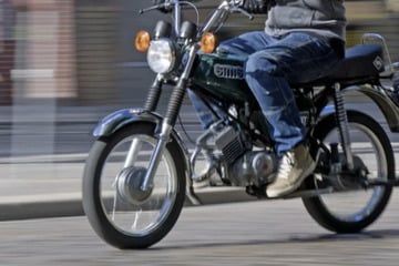 Frontalcrash mit Auto: 15-jähriger Mopedfahrer schwer verletzt