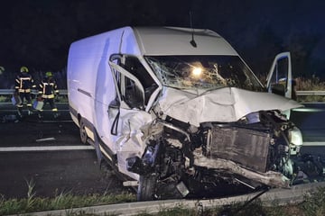 Unfall A: Schilderwagen übersehen? Transporter kracht auf A10 in Baustellen-Absicherung