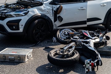 Auto und Motorrad krachen zusammen: Zwei Jugendliche schwer verletzt