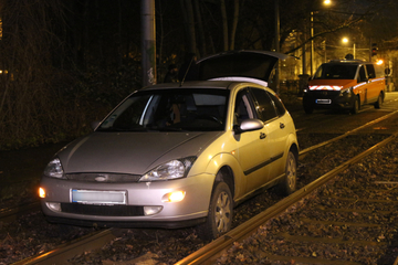 Leipzig: Auto bleibt in Tram-Gleisbett stecken
