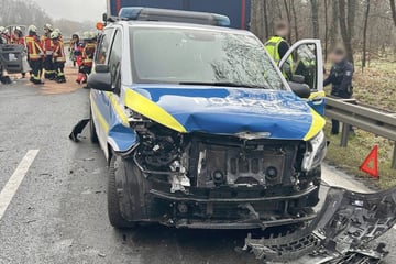 Polizei will Straße sichern, dann rast ein Auto heran