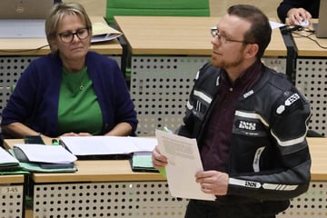 Sächsischer Politiker tritt mit Biker-Klamotten ans Mikro: Vizepräsident muss eingreifen