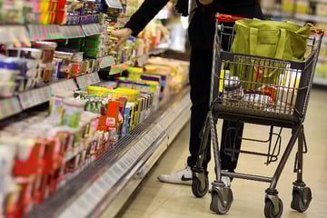 Mann schmeißt Supermarktmitarbeiter Käse ins Gesicht und flüchtet ohne zu bezahlen
