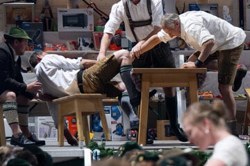 München: Über den Tisch gezogen: Neue Meister im Fingerhakeln